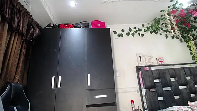 Snapshot of emma_hoot1 chatting on 12.14.24 emma hoot1 online show from 12.14.24