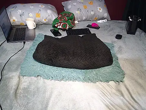 Snapshot of Finito_cutie chatting on 11.27.25 Finito cutie online show from 11.27.25