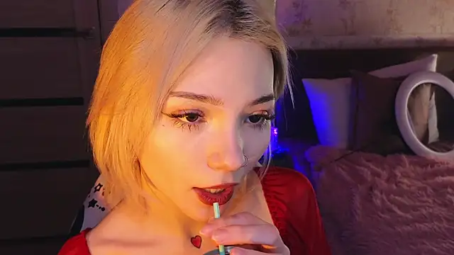 Snapshot of SandraBoyl chatting on 01.10.25 SandraBoyl online show from 01.10.25