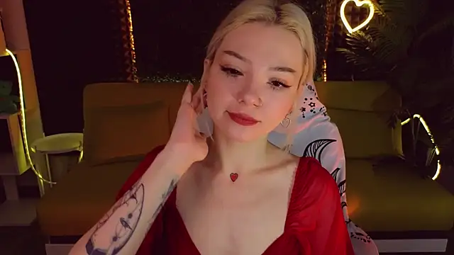 Snapshot of SandraBoyl chatting on 02.05.25 SandraBoyl online show from 02.05.25