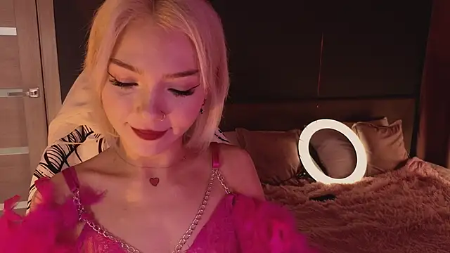 Snapshot of SandraBoyl chatting on 03.15.25 SandraBoyl online show from 03.15.25