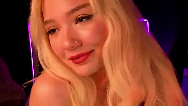 Snapshot of SandraBoyl chatting on 11.19.25 SandraBoyl online show from 11.19.25