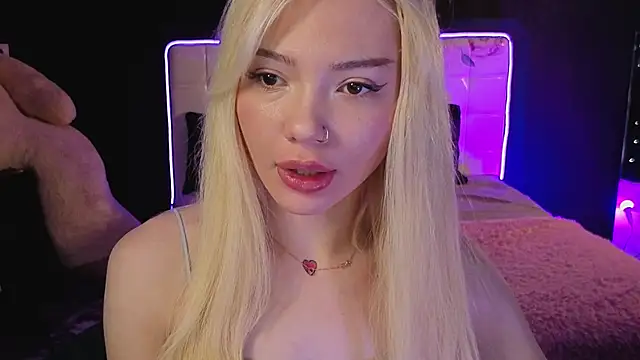 Snapshot of SandraBoyl chatting on 11.29.25 SandraBoyl online show from 11.29.25