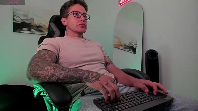 Snapshot of LucianSinclair chatting on 01.24.25 LucianSinclair online show from 01.24.25