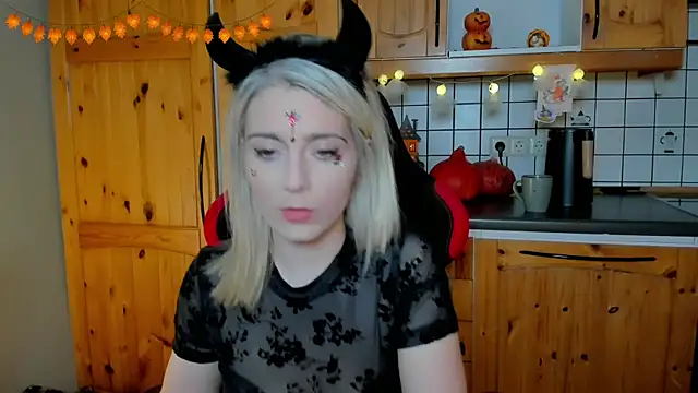 Lisaonthemoon online show from 10.26.25