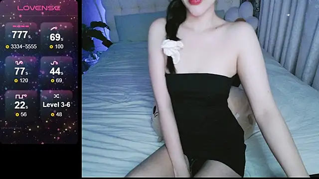 Snapshot of _Viviann_ chatting on 12.10.24  Viviann  online show from 12.10.24