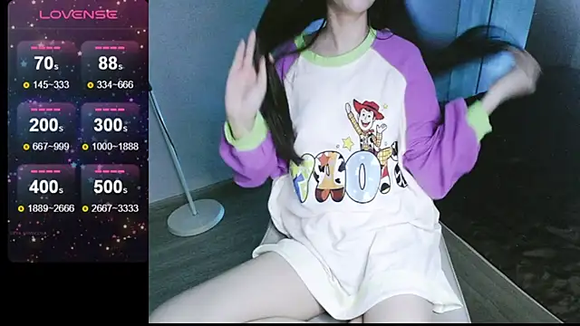 Snapshot of _Viviann_ chatting on 03.05.25  Viviann  online show from 03.05.25