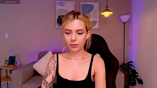 Snapshot of MirandaShaw chatting on 01.13.25 MirandaShaw online show from 01.13.25