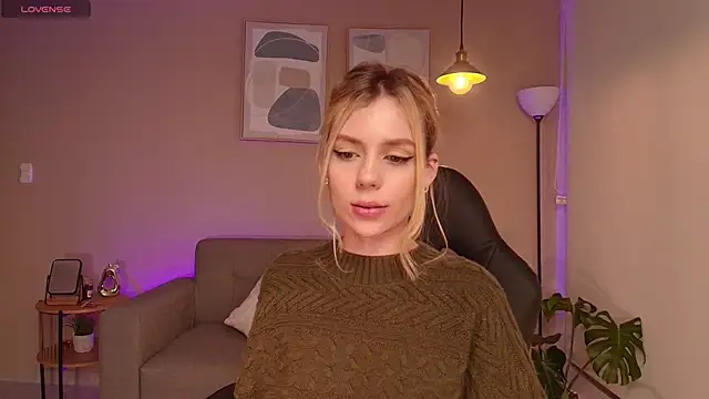 Snapshot of MirandaShaw chatting on 02.10.25 MirandaShaw online show from 02.10.25