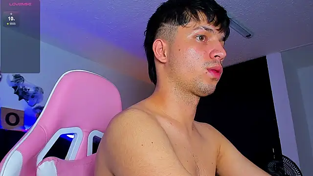 Snapshot of Issac_james_ chatting on 10.28.25 Issac james online show from 10.28.25