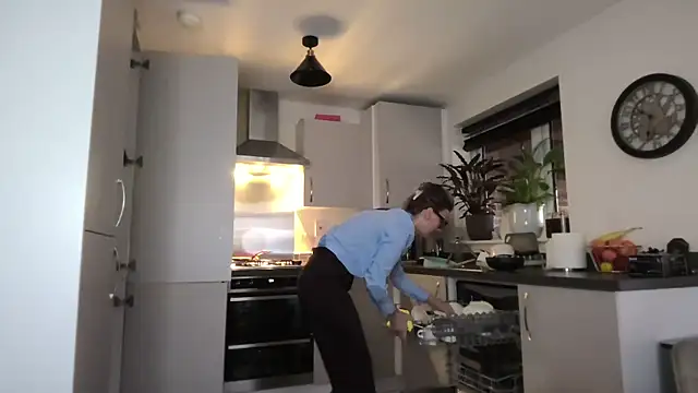 Snapshot of SweetMonicaUK chatting on 10.23.25 SweetMonicaUK online show from 10.23.25