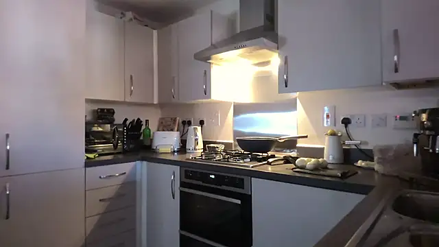 Snapshot of SweetMonicaUK chatting on 11.13.25 SweetMonicaUK online show from 11.13.25