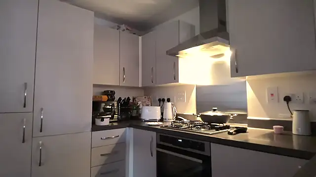 Snapshot of SweetMonicaUK chatting on 11.18.25 SweetMonicaUK online show from 11.18.25