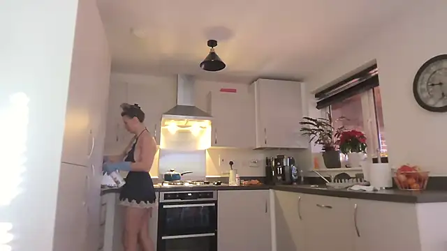 Snapshot of SweetMonicaUK chatting on 11.21.25 SweetMonicaUK online show from 11.21.25