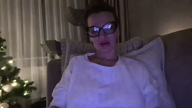 Snapshot of SweetMonicaUK chatting on 12.15.25 SweetMonicaUK online show from 12.15.25