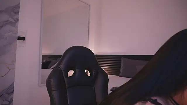 Snapshot of leslie_k chatting on 09.18.25 leslie k online show from 09.18.25