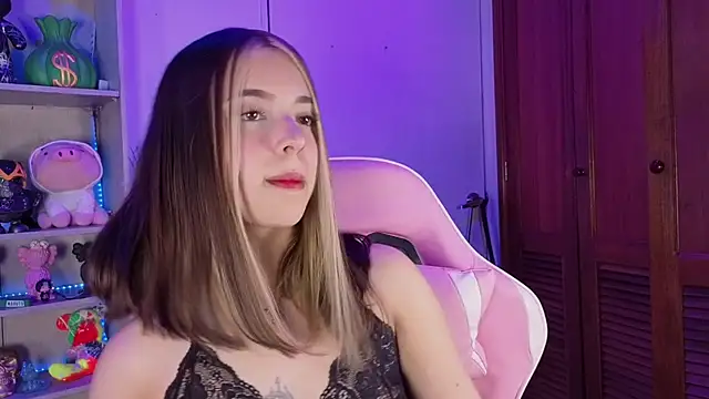 Snapshot of EmilyMiller_ chatting on 09.20.25 EmilyMiller online show from 09.20.25