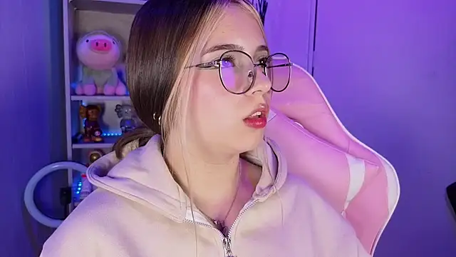 Snapshot of EmilyMiller_ chatting on 10.04.25 EmilyMiller online show from 10.04.25