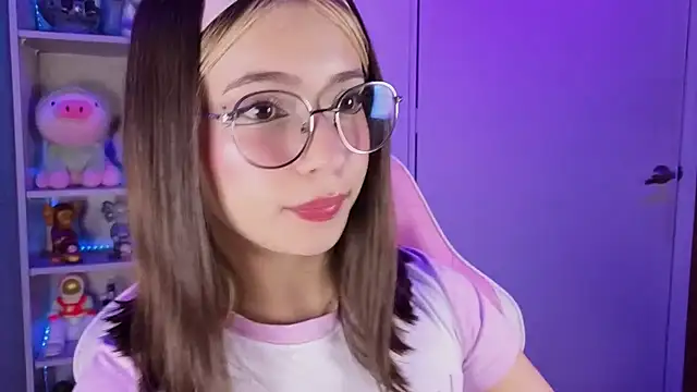 Snapshot of EmilyMiller_ chatting on 10.11.25 EmilyMiller online show from 10.11.25