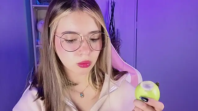 Snapshot of EmilyMiller_ chatting on 10.15.25 EmilyMiller online show from 10.15.25