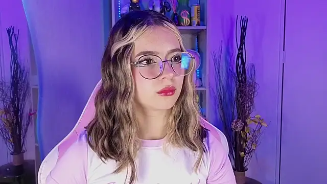 Snapshot of EmilyMiller_ chatting on 10.23.25 EmilyMiller online show from 10.23.25