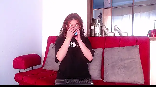 Snapshot of Tamararios chatting on 02.19.25 Tamararios online show from 02.19.25