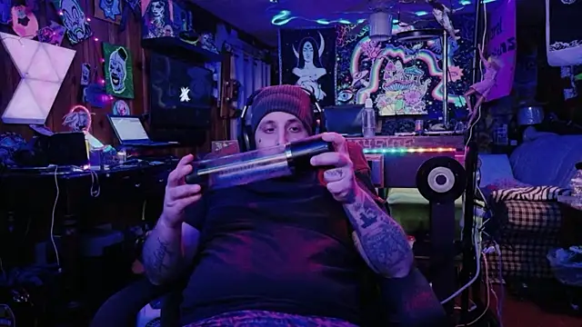 Snapshot of tayshie chatting on 02.13.26 tayshie online show from 02.13.26