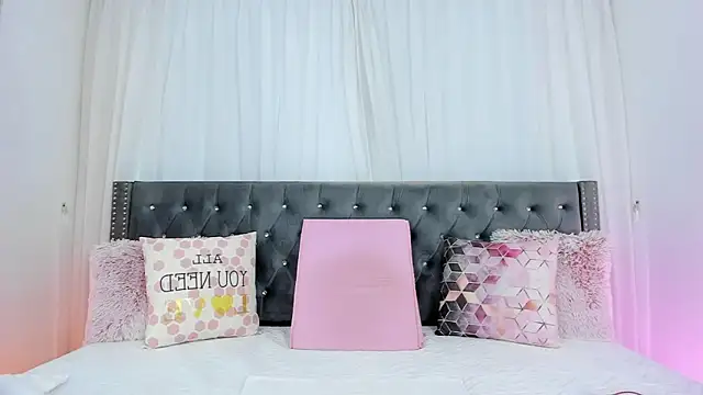 Snapshot of IsabellaJames chatting on 10.30.25 IsabellaJames online show from 10.30.25