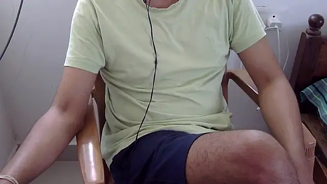 Snapshot of The_SHY_uncut chatting on 04.26.26 The SHY uncut online show from 04.26.26