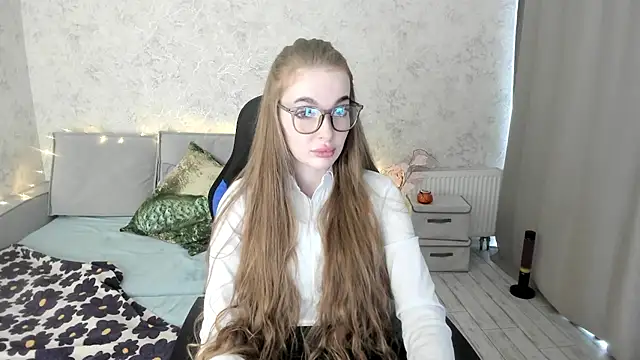 Snapshot of LissaCain chatting on 11.06.25 LissaCain online show from 11.06.25