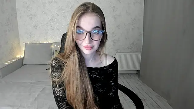 Snapshot of LissaCain chatting on 11.12.25 LissaCain online show from 11.12.25