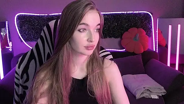 Snapshot of LissaCain chatting on 11.22.25 LissaCain online show from 11.22.25