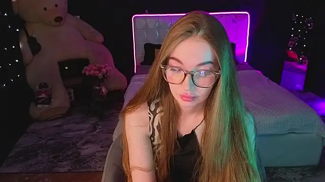 Snapshot of LissaCain chatting on 11.24.25 LissaCain online show from 11.24.25