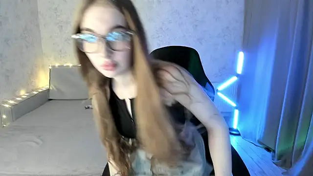 Snapshot of LissaCain chatting on 11.27.25 LissaCain online show from 11.27.25