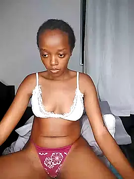 Snapshot of Bella_kiki chatting on 01.05.25 Bella kiki online show from 01.05.25