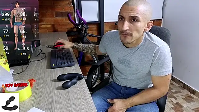 Snapshot of Marck_Muscle chatting on 11.17.25 Marck Muscle online show from 11.17.25