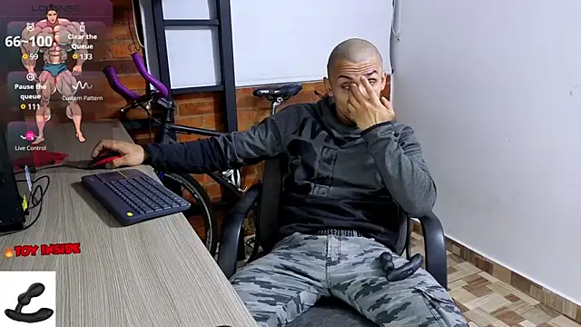 Snapshot of Marck_Muscle chatting on 11.23.25 Marck Muscle online show from 11.23.25