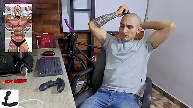 Snapshot of Marck_Muscle chatting on 05.01.26 Marck Muscle online show from 05.01.26