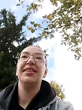 Isabella Geney online show from 10.11.25