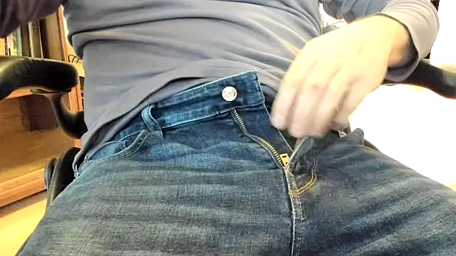 Snapshot of massive_cum chatting on 12.19.24 massive cum online show from 12.19.24