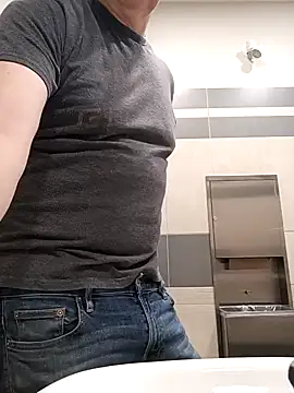 Snapshot of massive_cum chatting on 10.24.25 massive cum online show from 10.24.25