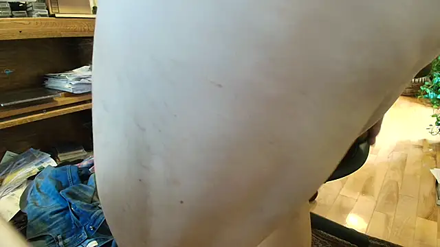 Snapshot of massive_cum chatting on 10.31.25 massive cum online show from 10.31.25