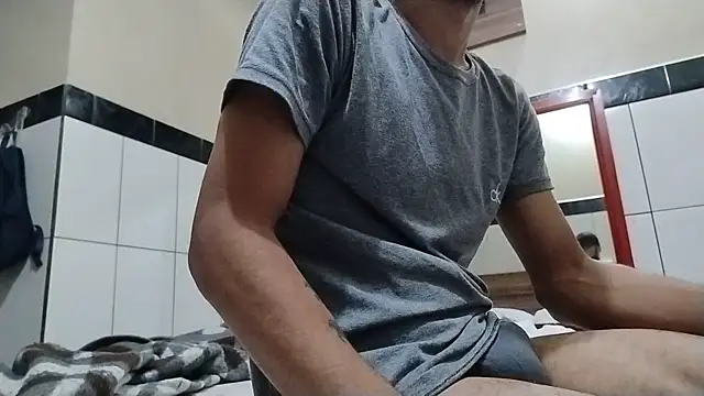 Snapshot of UncutToyBoy23cm chatting on 05.18.26 UncutToyBoy23cm online show from 05.18.26
