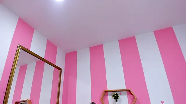 Snapshot of ISABELLA_020 chatting on 10.17.25 ISABELLA 020 online show from 10.17.25