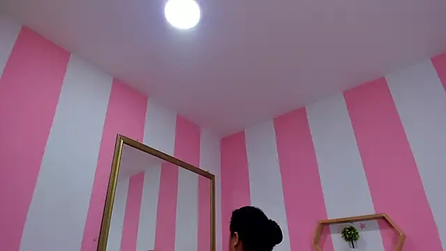 Snapshot of ISABELLA_020 chatting on 10.21.25 ISABELLA 020 online show from 10.21.25