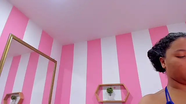 Snapshot of ISABELLA_020 chatting on 10.24.25 ISABELLA 020 online show from 10.24.25