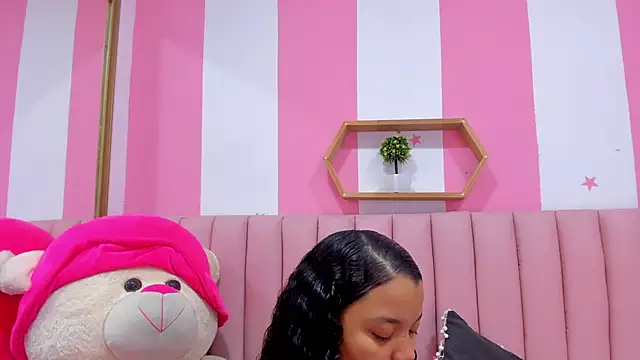 Snapshot of ISABELLA_020 chatting on 10.27.25 ISABELLA 020 online show from 10.27.25