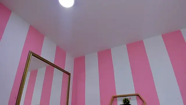 Snapshot of ISABELLA_020 chatting on 12.17.25 ISABELLA 020 online show from 12.17.25