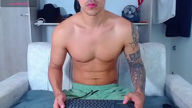 Snapshot of Tristan-bm chatting on 11.20.25 Tristan-bm online show from 11.20.25