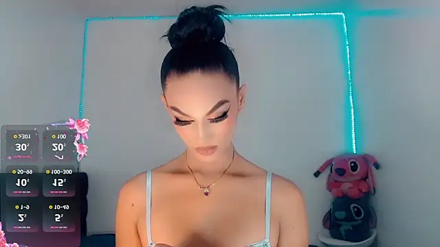Snapshot of _Riannagarcia_ chatting on 10.10.25  Riannagarcia  online show from 10.10.25